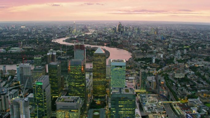 鸟瞰金丝雀码头的天际线。拥有现代摩天大楼的伦敦金融区。泰晤士河，著名的桥梁和建筑的背景。英格兰。英国