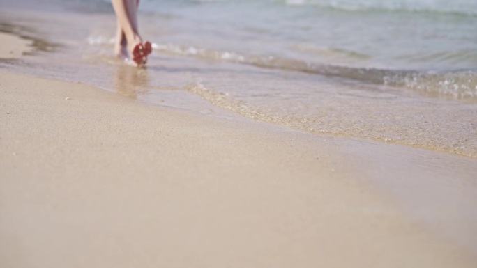 慢镜头镜头下的女人在沙滩上行走