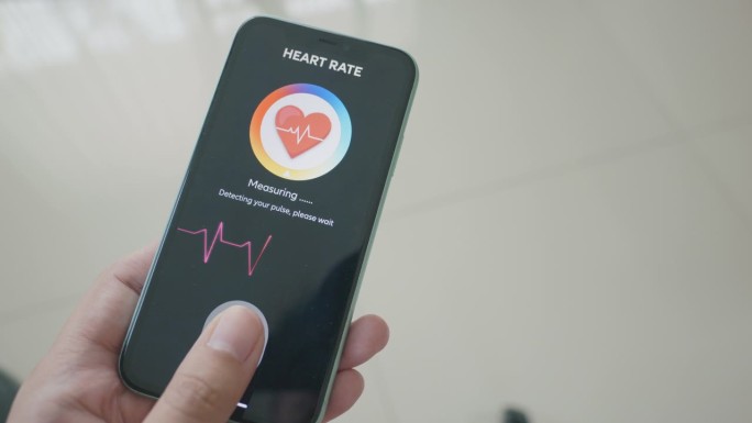 人们用智能手机检查血氧饱和度。脉搏血氧计移动应用程序