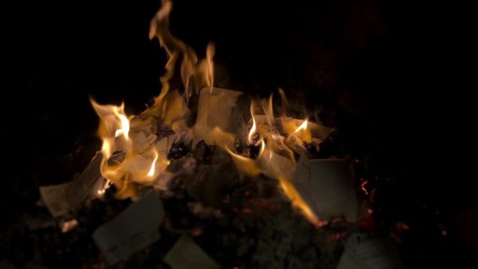 在家里的壁炉里燃烧个人文件