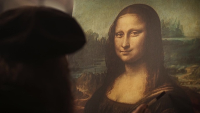 近距离观察达芬奇在他的工作室里创作的《蒙娜丽莎》。文艺复兴时期的历史人物和画家轻轻地在画布上为他的杰