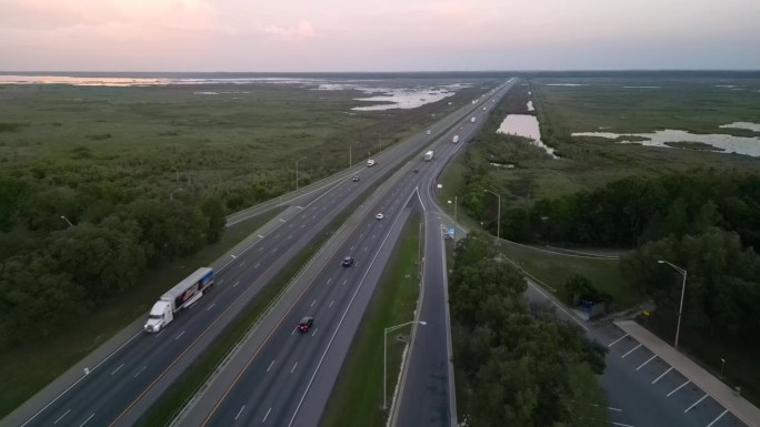 州际公路。桥梁和基础设施。道路上的交通