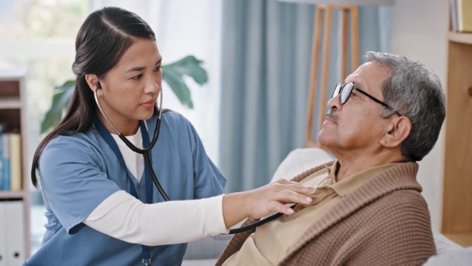 护士，老人和心脏和呼吸听诊器的帮助或支持健康或保健。有护理人员在家进行健康检查、心脏病学或医疗护理的