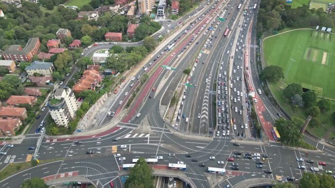 澳大利亚悉尼海港大桥、薰衣草湾和环形码头的高速公路上拥挤的交通和运输