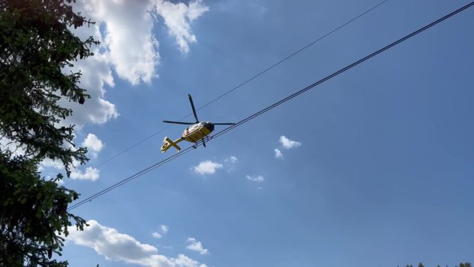 一架救护直升机正在救助一名从高处坠落的伤者。