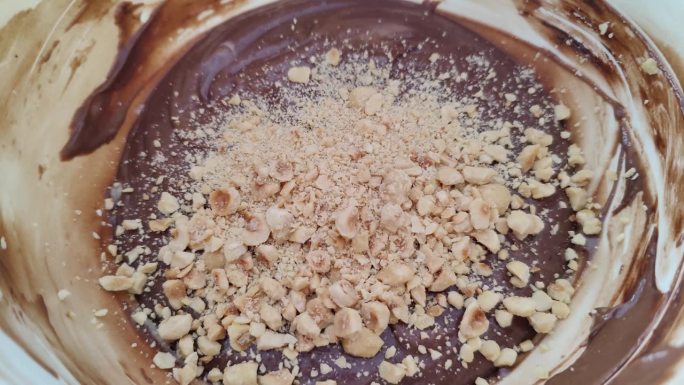 在巧克力布丁中加入榛子碎并混合