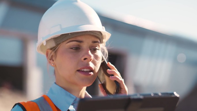 平板电脑，电话和工程妇女在建筑工地的数字蓝图，建设或项目管理。B2b承包商，通讯和架构更新，以及手机