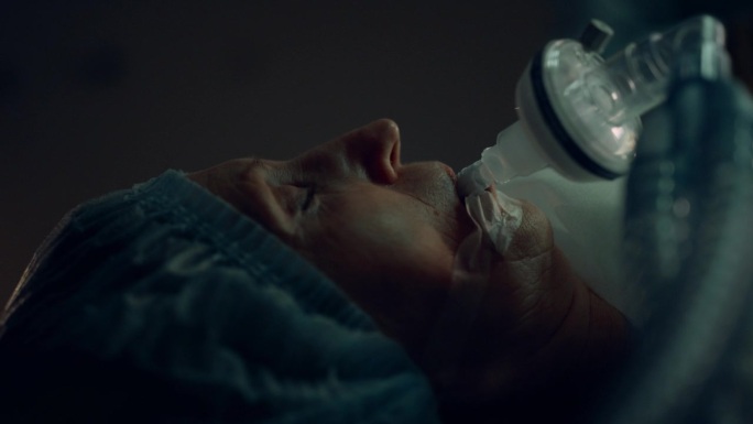 病人手术输氧管躺在黑暗无菌的手术室肖像。