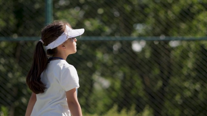 小女孩在球场上打网球，小女孩在球场上玩网球，小女孩在球场上玩网球，小女孩在球场上表演网球，小女孩在球
