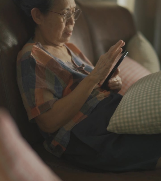 快乐的老年女性使用数码平板电脑。