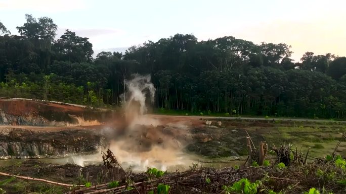 强大的烟火爆炸。在一次强大的爆炸中，坚硬的岩石被震碎以建造大坝。非洲中部。