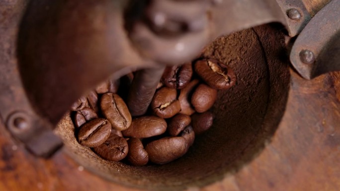 老式咖啡研磨机研磨烘培过的咖啡豆