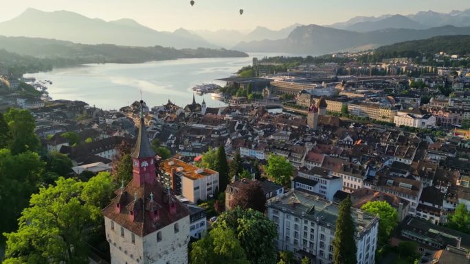 卢塞恩老城区和罗伊斯河的鸟瞰图。瑞士卢塞恩的瞭望塔和城墙。背景是瑞士阿尔卑斯山