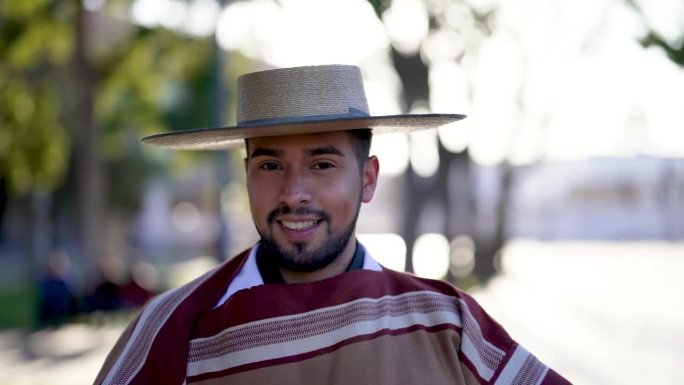 身着智利华索服饰的拉美年轻人在街上微笑的头像