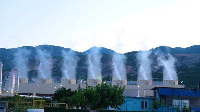 蒸汽或雾笼罩燃煤电厂的视野
