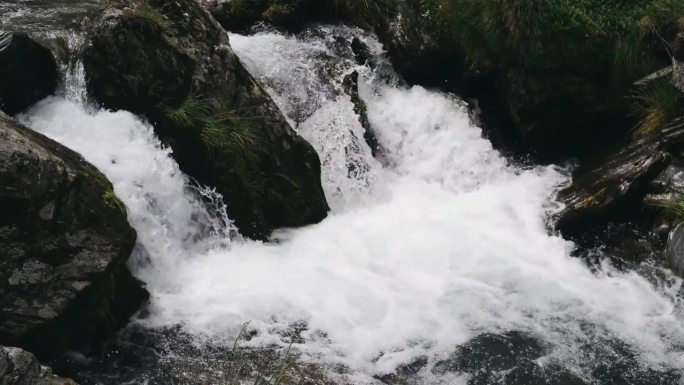 山瀑布巴利亚河在夏天流动在输血加拉萨公路。