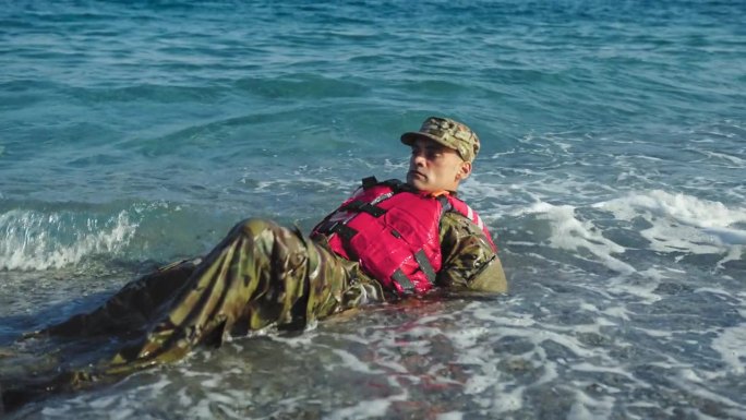 美国海军陆战队士兵在海水中训练