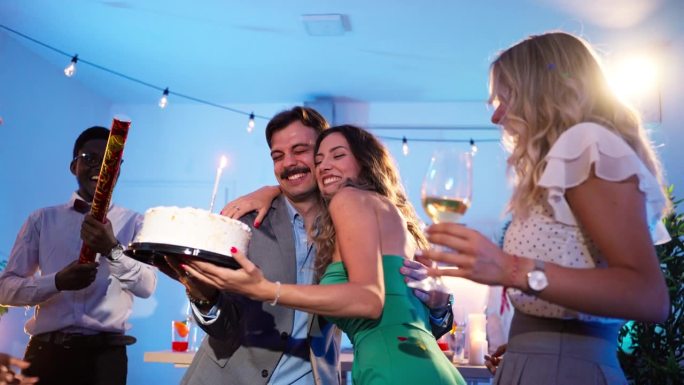 在家庭聚会上，一个男人用生日蛋糕给了他的女朋友一个惊喜