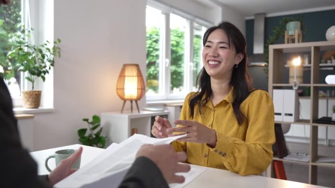 日本女子正在签订合同，期间与一名房地产男性会面