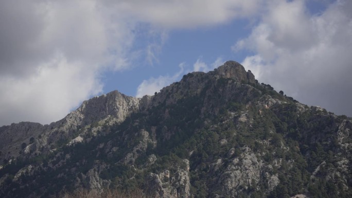 山和云与天空在西班牙索勒