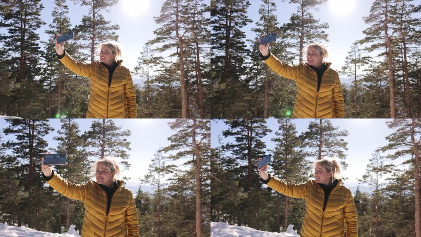 寒假期间，一名女子在森林里用手机自拍