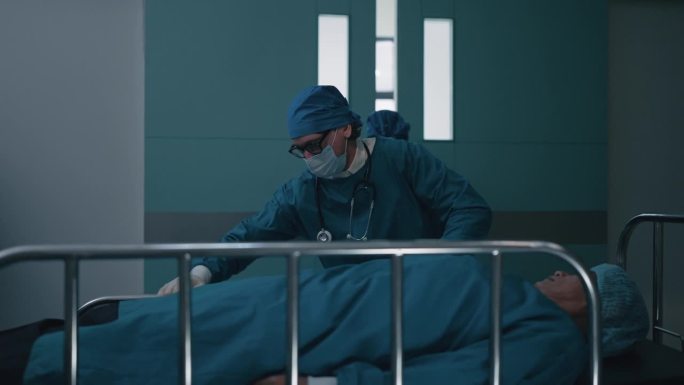 医疗队紧急将病床送往急诊室抢救病人的生命。危重病人躺在手术室的床上等待治疗