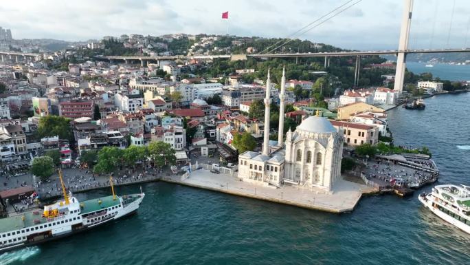 伊斯坦布尔,土耳其。伊斯坦布尔运河，大梅迪耶清真寺，博斯普鲁斯运河