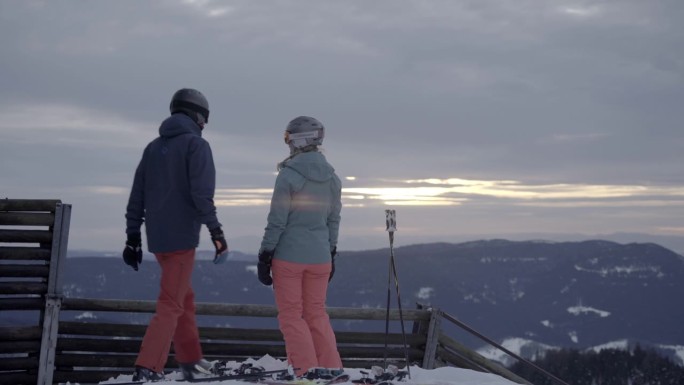 两个滑雪者在寒冷的冬日欣赏山景