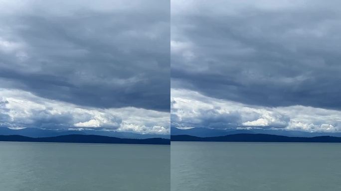灰色银色的云在明亮的蓝色天空绿松石无色的水太平洋将图片分为两部分背景的任何标题文字或广告旅行加拿大到
