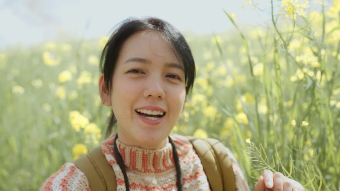 周末，一名女商人站在日本的一片花丛中拍了一段自拍视频。