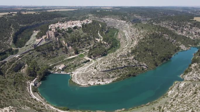 西班牙昆卡，沿着茹卡河的阿拉孔鸟瞰图。