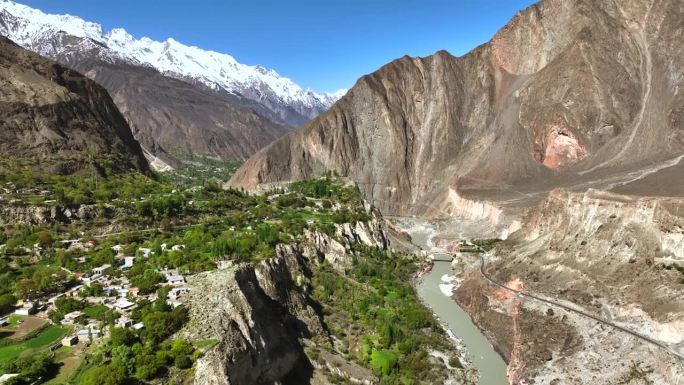 春季喀喇昆仑公路沿线喜马拉雅山脉的罕萨河鸟瞰图。巴基斯坦北部