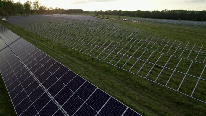 组织良好的太阳能电池板装置捕捉了褪色的阳光，突出了可持续的发电系统。