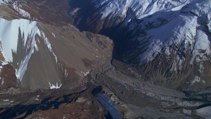 从空中俯瞰喜马拉雅山脉的建筑物，复杂的屋顶和山谷全景。在提里科大本营徒步旅行。马南，尼泊尔，亚洲徒步