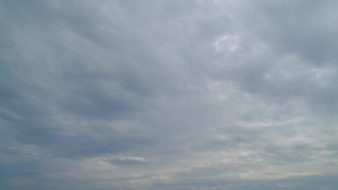 暴风雨阴天的云图。天空阴雨连绵。时间流逝。