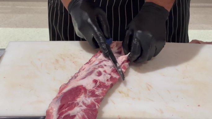 新鲜猪肉销售人员正在切猪肉