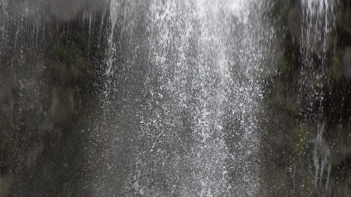 瀑布水结晶水滴的超级慢动作镜头