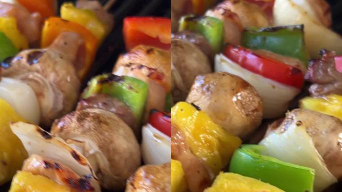 美味的烤肉串，有很多蔬菜，鸡肉和牛肉在烧烤架上煎，在烤架上翻面，涂上酱汁，它有胡椒，洋葱，蘑菇，菠萝