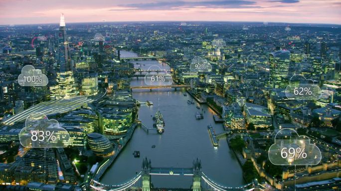 空中智慧城市。网络连接和带有百分比的云计算图标。技术理念、数据通信、人工智能、物联网。伦敦,英格兰。