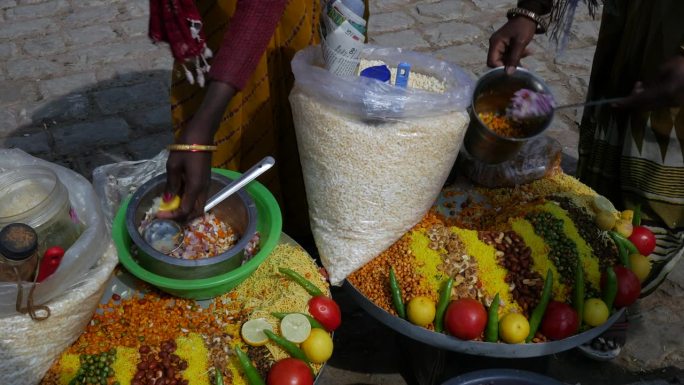 在印度拉贾斯坦邦斋浦尔的一个街头市场，小贩们在卖传统的印度街头小吃Chana Jor Garam或C