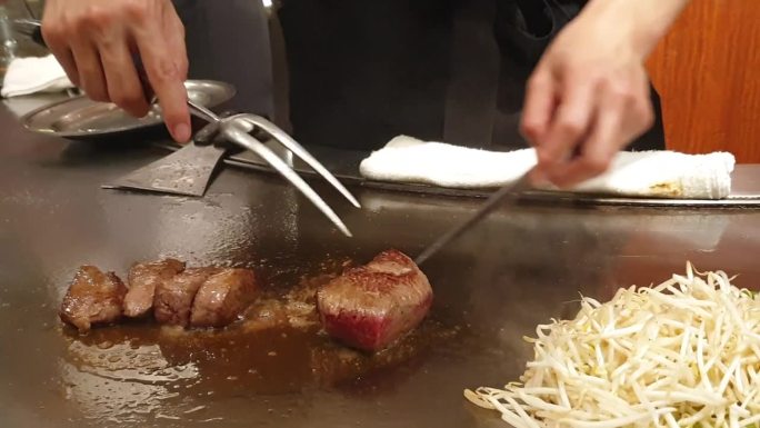 厨师烹饪和牛神户牛排铁板烧金属盘与蔬菜4k