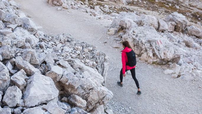 女人探索自然，在山间小径徒步旅行