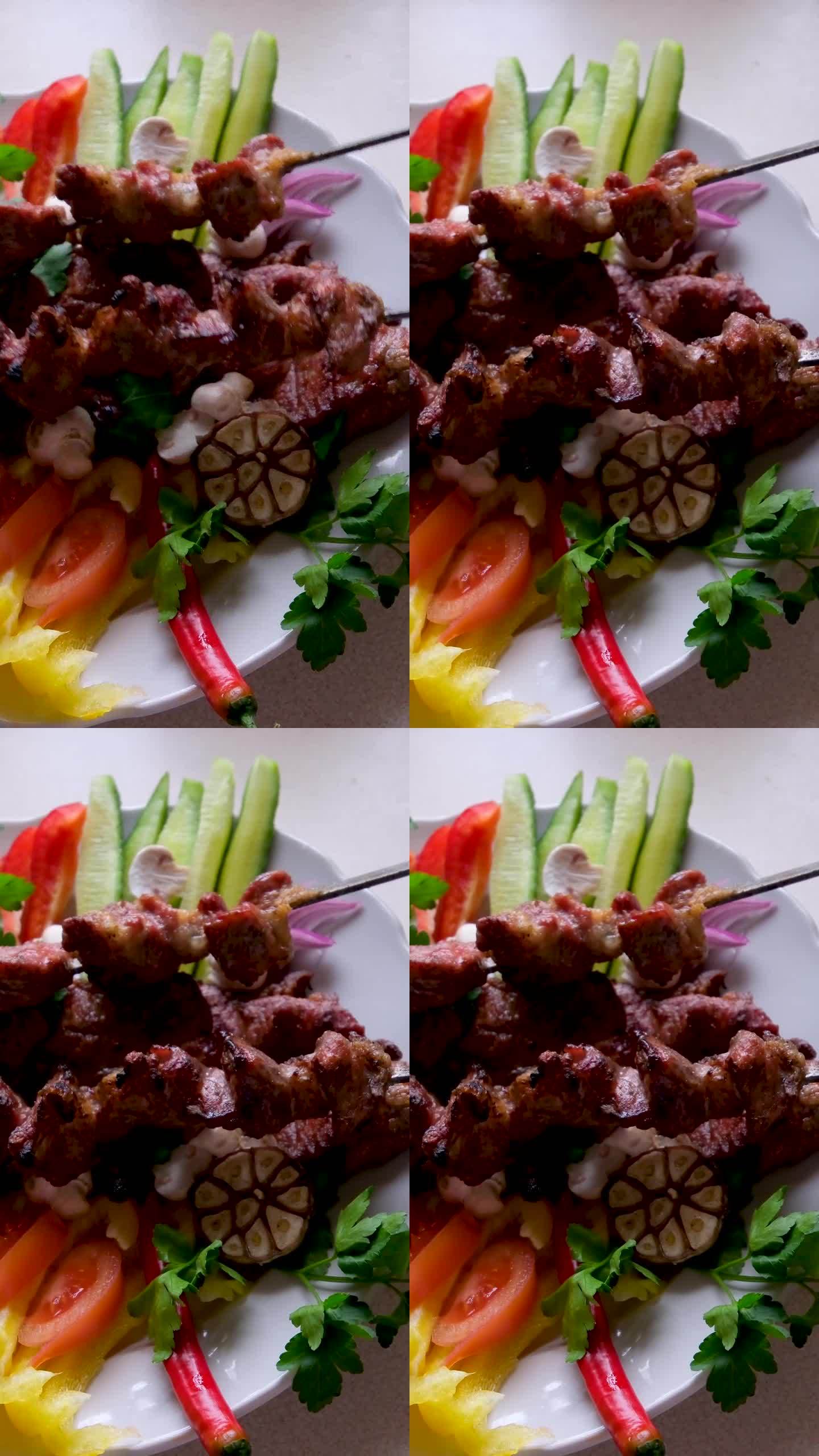 自制的蔬菜烤猪肉串，装在石板盘子里。水平