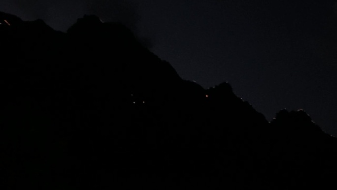 奥地利阿尔卑斯山的人们在萨尔茨堡Leogang村周围的山顶上庆祝仲夏夜，点燃篝火