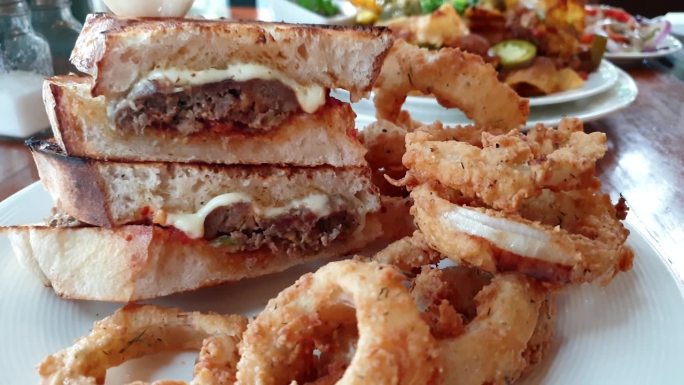 美式快餐不健康风格手挑炒洋葱圈和肉丸奶酪三明治4k