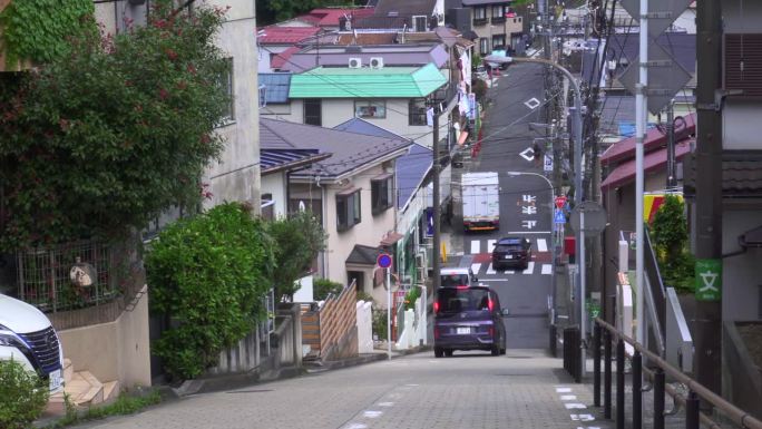住宅区内的陡坡路(七谷坂)。日本横滨