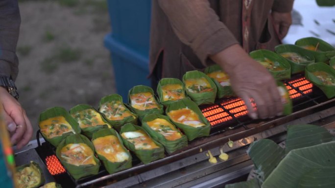 当地女孩在香蕉叶上烤鸡蛋的照片泰国北部当地节日食物4k