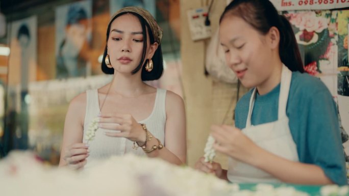 周末探索:沉浸在泰国文化中——游客在曼谷创造花环。
