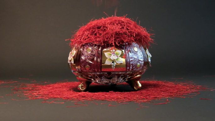 波斯藏红花在一个水晶盘和黑暗的背景