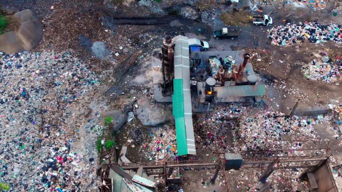 鸟瞰图:垃圾焚烧填埋场，地球污染。无人机展示了垃圾焚烧的严重性，强调了其在地球污染中的作用，并敦促可